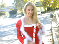 金8クリスマススペシャル動画！金髪ノーパンサンタがやって来た～！金髪巨乳美少女マディソン・フォックスちゃんの登場でございます～！サンタ姿で現れたマディソンちゃん。相変わらず巨乳をプルンプルン♪スカートの中を覗くと何とも！パイパンま○こが(pェ・q)チラリンコ♪