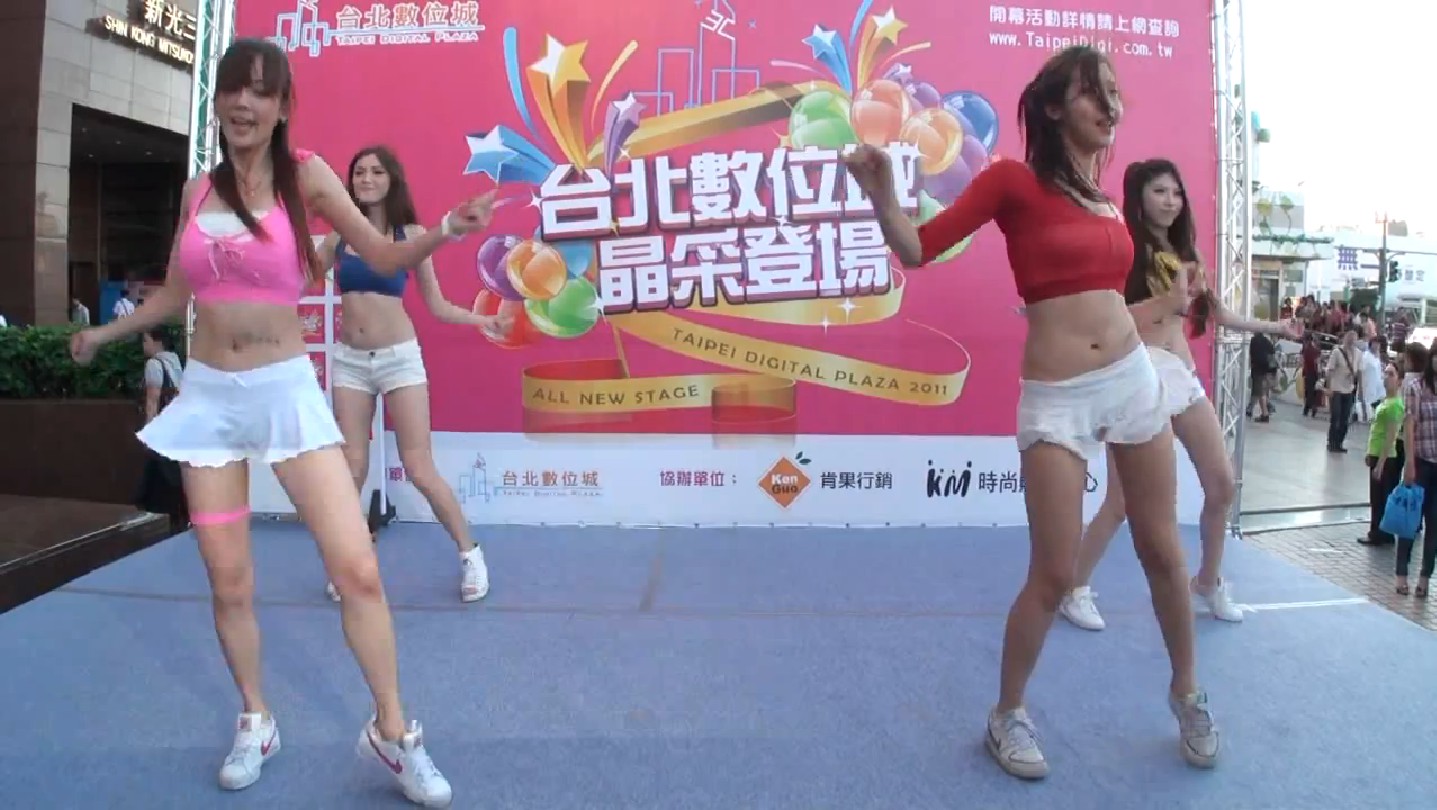 ４色のスポーティーなコスチューム　踊る台湾お姉さん